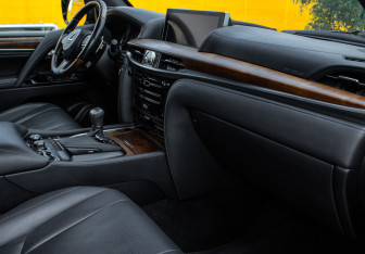 Подержанный автомобиль Lexus LX 2017 года (7 фото)