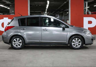 Подержанный автомобиль Nissan Tiida Hatchback 2008 года (4 фото)