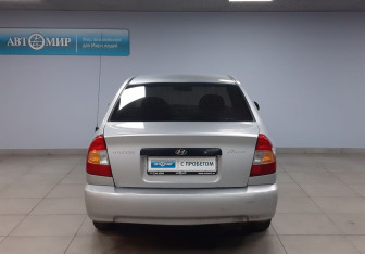 Подержанный автомобиль Hyundai Accent Sedan 2005 года (6 фото)
