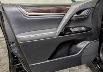 Подержанный автомобиль Lexus LX 2020 года (19 фото)