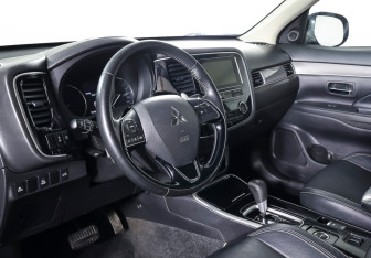 Подержанный автомобиль Mitsubishi Outlander 2019 года (14 фото)