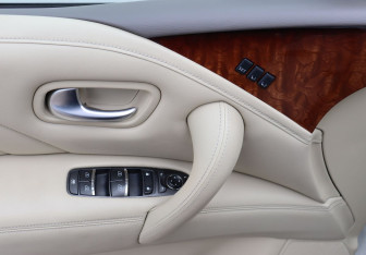 Подержанный автомобиль Infiniti QX80 2015 года (11 фото)
