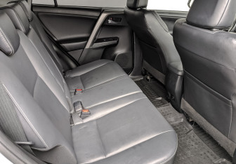 Подержанный автомобиль Toyota RAV4 2016 года (18 фото)