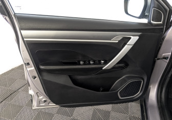 Подержанный автомобиль Geely Coolray 2022 года (18 фото)