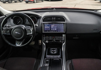 Подержанный автомобиль Jaguar XE 2018 года (14 фото)