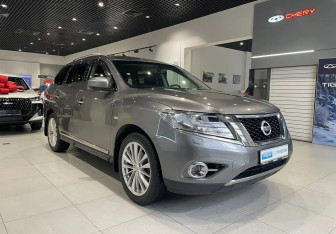Подержанный автомобиль Nissan Pathfinder 2016 года (3 фото)