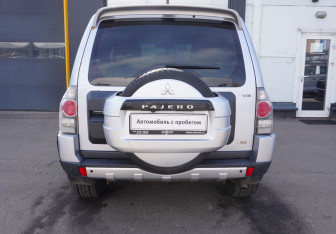 Подержанный автомобиль Mitsubishi Pajero 2009 года (6 фото)