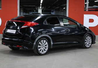 Подержанный автомобиль Honda Civic Hatchback 2012 года (4 фото)