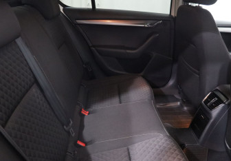 Подержанный автомобиль Skoda Octavia Liftback 2017 года (20 фото)