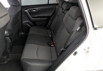Подержанный автомобиль Toyota RAV4 2021 года (18 фото)