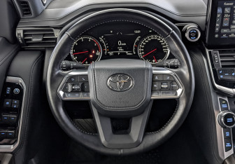 Подержанный автомобиль Toyota Land Cruiser Suv 2022 года (21 фото)