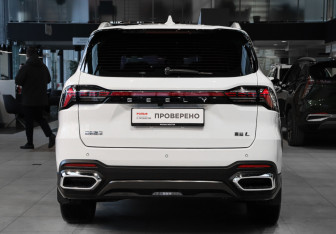 Подержанный автомобиль Geely Okavango 2023 года (5 фото)