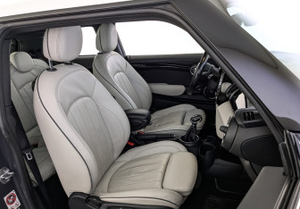 Подержанный автомобиль MINI Hatch 2016 года (23 фото)