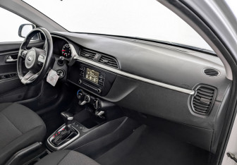 Подержанный автомобиль Kia Rio Hatchback 2021 года (11 фото)
