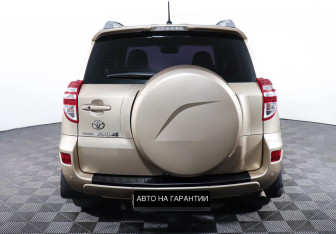 Подержанный автомобиль Toyota RAV4 2010 года (6 фото)