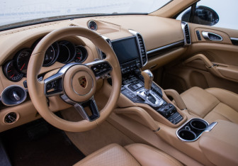Подержанный автомобиль Porsche Cayenne 2017 года (9 фото)