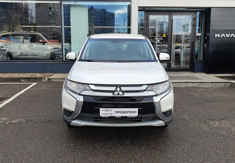 Подержанный автомобиль Mitsubishi Outlander 2017 года (2 фото)