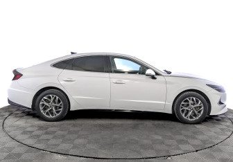 Подержанный автомобиль Hyundai Sonata 2021 года (4 фото)