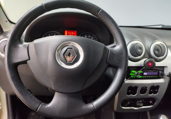 Подержанный автомобиль Renault Sandero 2013 года (15 фото)