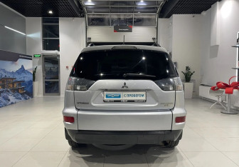 Подержанный автомобиль Mitsubishi Outlander 2012 года (5 фото)