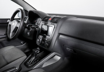 Подержанный автомобиль Volkswagen Golf Hatchback 2005 года (9 фото)