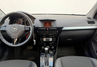Подержанный автомобиль Opel Astra Wagon 2014 года (9 фото)