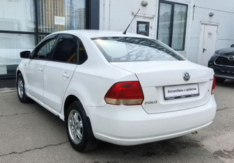 Подержанный автомобиль Volkswagen Polo Sedan 2010 года (7 фото)