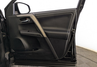 Подержанный автомобиль Toyota RAV4 2018 года (24 фото)