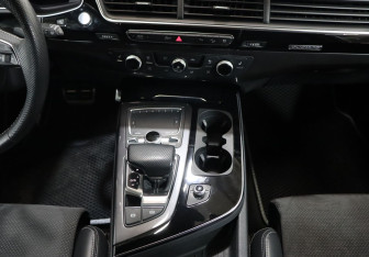 Подержанный автомобиль Audi Q7 2018 года (19 фото)