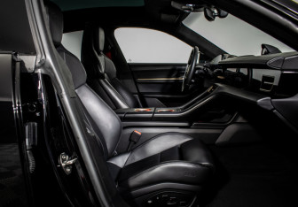 Подержанный автомобиль Porsche Taycan 2020 года (15 фото)