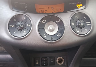 Подержанный автомобиль Toyota RAV4 2006 года (16 фото)