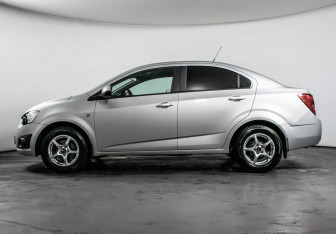 Подержанный автомобиль Chevrolet Aveo Sedan 2015 года (8 фото)