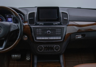 Подержанный автомобиль Mercedes-Benz GLE 2015 года (14 фото)