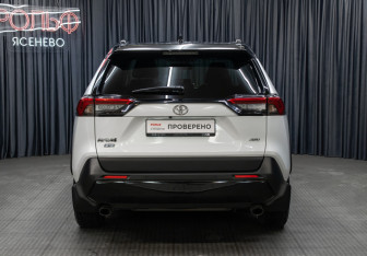 Подержанный автомобиль Toyota RAV4 2021 года (6 фото)