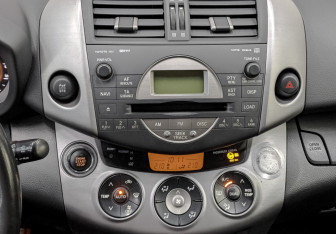 Подержанный автомобиль Toyota RAV4 2007 года (17 фото)