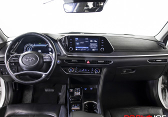 Подержанный автомобиль Hyundai Sonata 2020 года (13 фото)