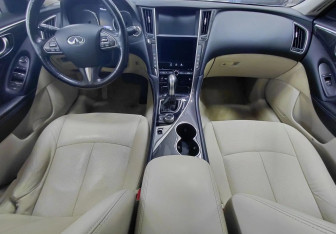 Подержанный автомобиль Infiniti Q50 2014 года (10 фото)