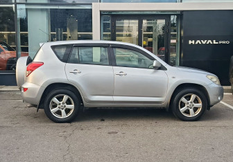 Подержанный автомобиль Toyota RAV4 2006 года (4 фото)