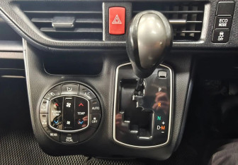 Подержанный автомобиль Toyota Voxy Minivan 2015 года (13 фото)