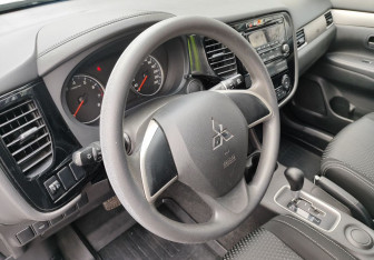 Подержанный автомобиль Mitsubishi Outlander 2016 года (14 фото)