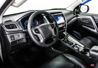 Подержанный автомобиль Mitsubishi Montero Sport 2022 года (13 фото)