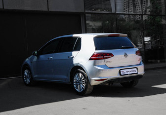 Подержанный автомобиль Volkswagen Golf Hatchback 2014 года (6 фото)