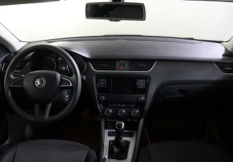 Подержанный автомобиль Skoda Octavia Liftback 2015 года (9 фото)