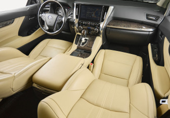Подержанный автомобиль Toyota Alphard 2021 года (15 фото)