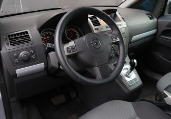 Подержанный автомобиль Opel Zafira Compactvan 2006 года (12 фото)