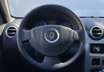Подержанный автомобиль Renault Sandero 2014 года (12 фото)
