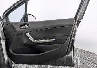 Подержанный автомобиль Peugeot 408 2016 года (23 фото)