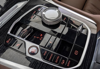 Подержанный автомобиль BMW X6 2025 года (21 фото)