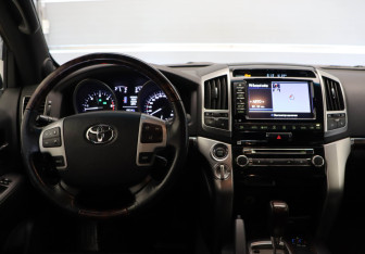 Подержанный автомобиль Toyota Land Cruiser Suv 2014 года (8 фото)