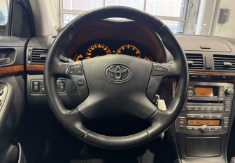 Подержанный автомобиль Toyota Avensis Sedan 2006 года (14 фото)